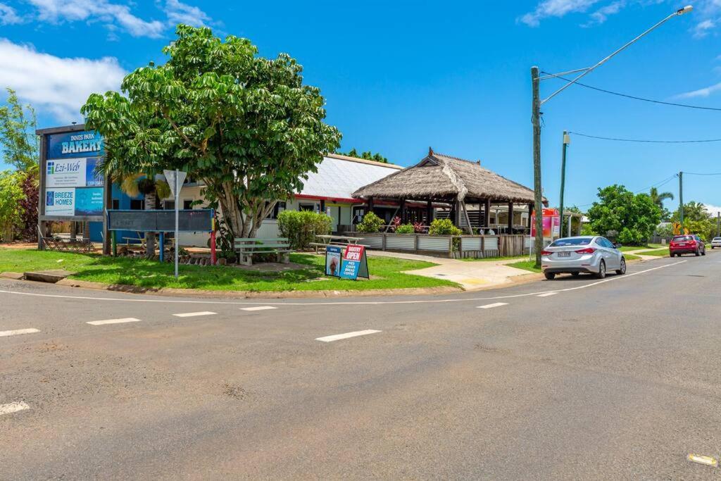 Puppies&Pancakes At Innes Park Opp Park&Beach Dogs Welcome Inside Pemberton Exterior photo